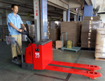 大型電器廠使用TE25電動(dòng)搬運(yùn)車(chē)加長(zhǎng)型